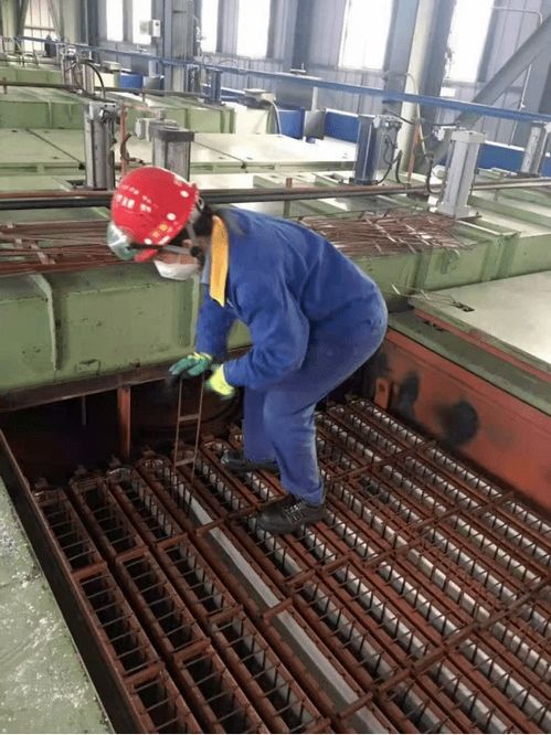 电解二厂电解服务作业区党员先锋行动 义务劳动助力家具安装与维修服务